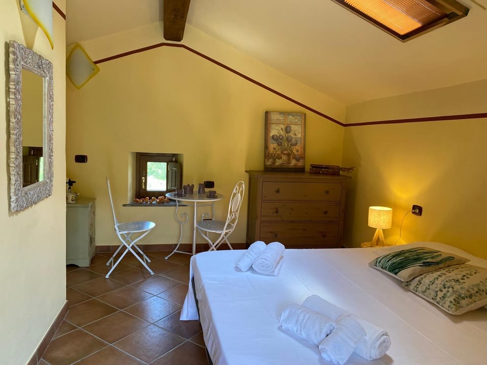 Bed, TV and multimedia, Photo of the whole room, Bedroom, towels, air conditioner