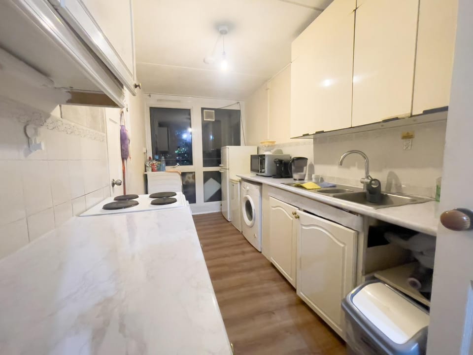 Kitchen or kitchenette, oven, stove
