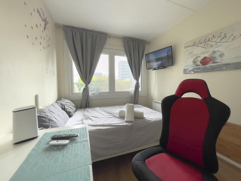 Bed, TV and multimedia, Photo of the whole room, Bedroom