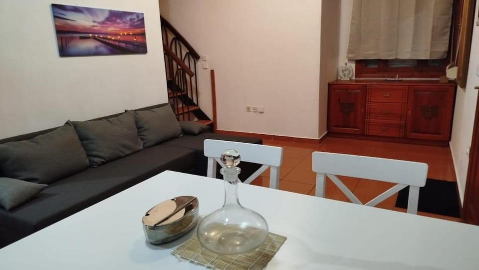TV and multimedia, Living room, Seating area, Dining area