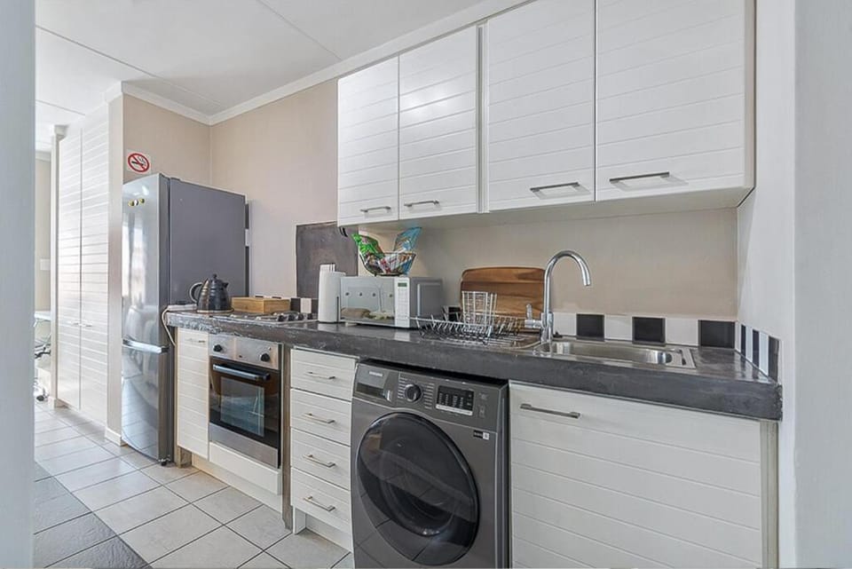 Coffee/tea facilities, Kitchen or kitchenette, oven, stove, washing machine, dryer