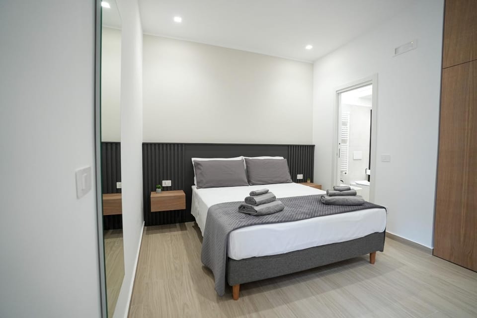 Bedroom, towels