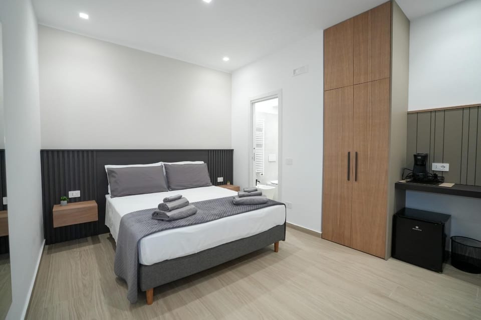 Bed, Photo of the whole room, towels, wardrobe
