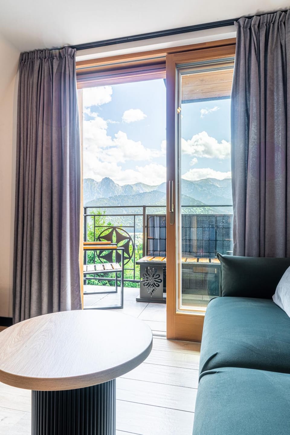 Natural landscape, View (from property/room), Balcony/Terrace, Living room, Seating area, Mountain view