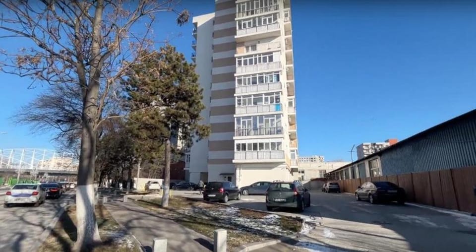 Property building, Day, Neighbourhood, Street view, Location, Parking
