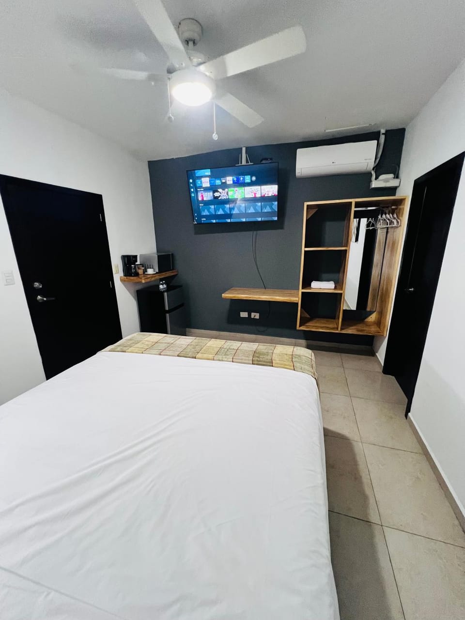 Bed, TV and multimedia, Photo of the whole room, minibar, oven, air conditioner