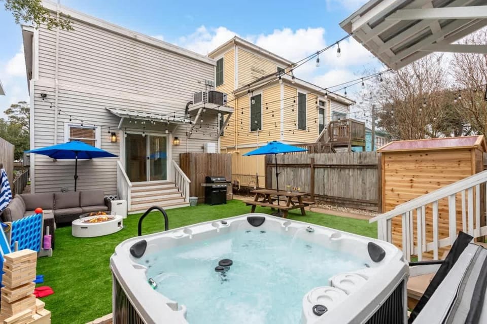 Family Entertainment Haven Hot Tub Sauna & Games House in Texas City