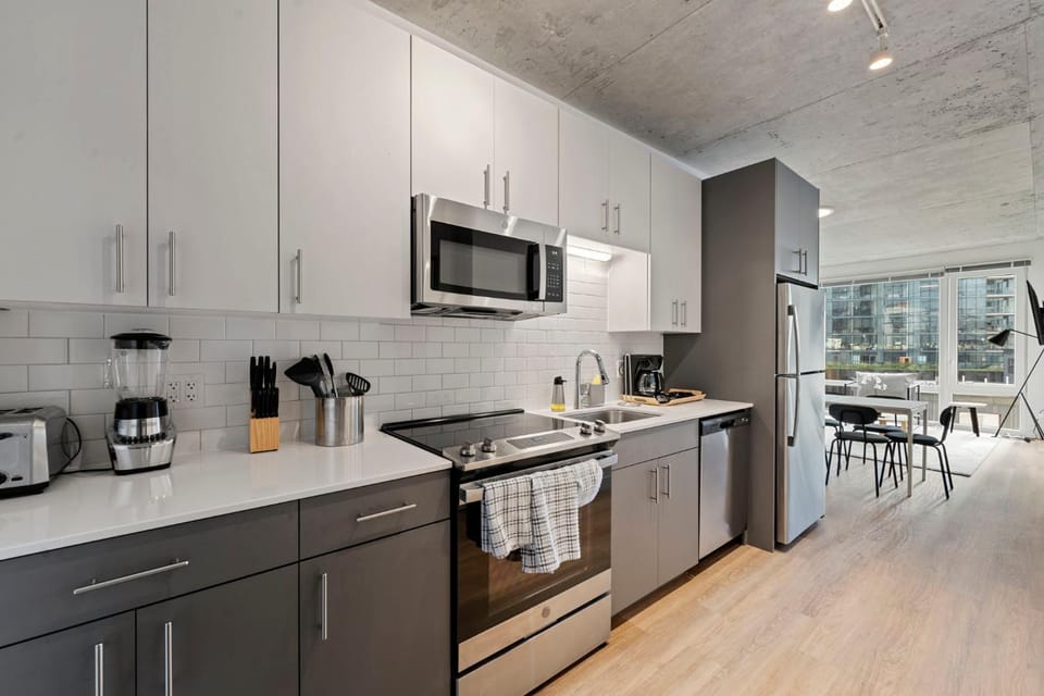 Coffee/tea facilities, Kitchen or kitchenette, dishwasher, oven, stove, toaster, kitchen