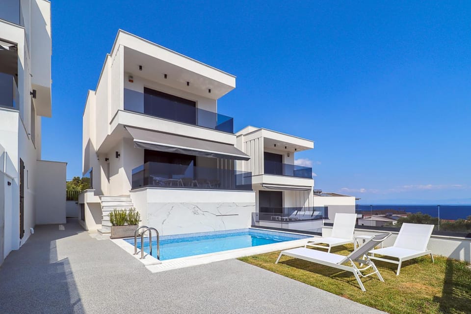 Property building, Day, Balcony/Terrace, Pool view, Sea view, Swimming pool, sunbed