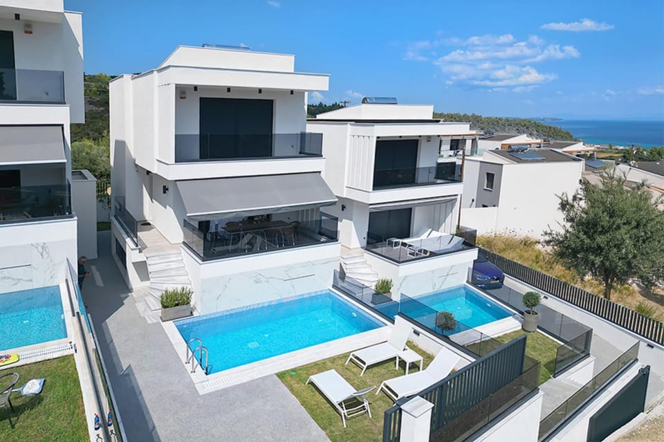 Property building, Day, Natural landscape, Pool view, Sea view, Swimming pool, sunbed