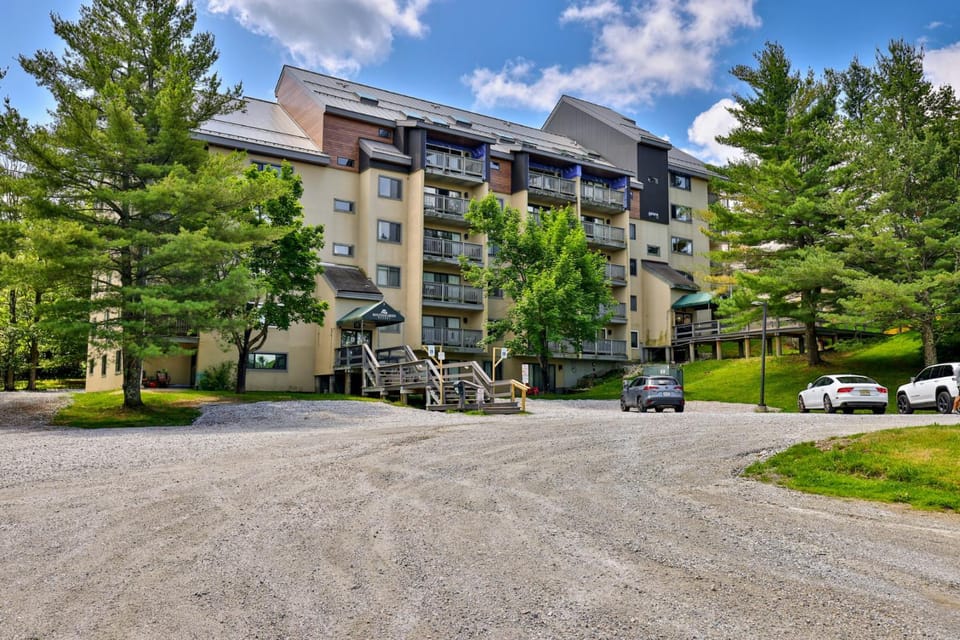 Mountain Green 2F1, 2BR, 2BA Condo - Shuttle, Hot Tubs, Pools, Ski Rental Deals House in Mendon