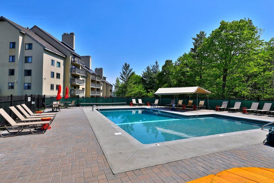 Mountain Green 2F1, 2BR, 2BA Condo - Shuttle, Hot Tubs, Pools, Ski Rental Deals House in Mendon