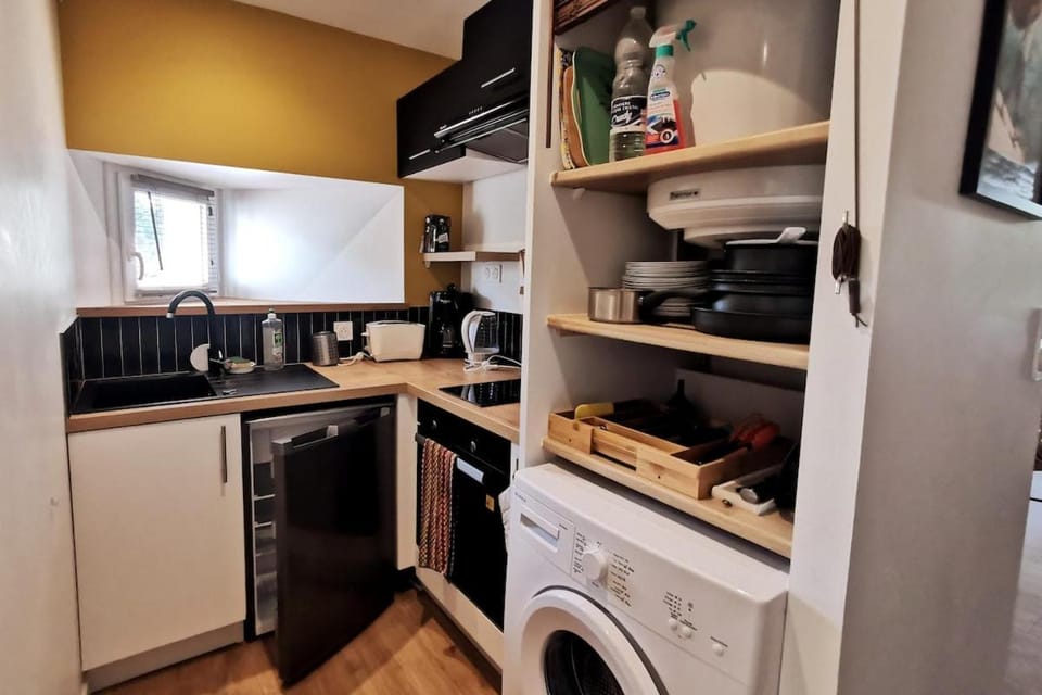 Coffee/tea facilities, Kitchen or kitchenette, oven, stove, toaster, washing machine