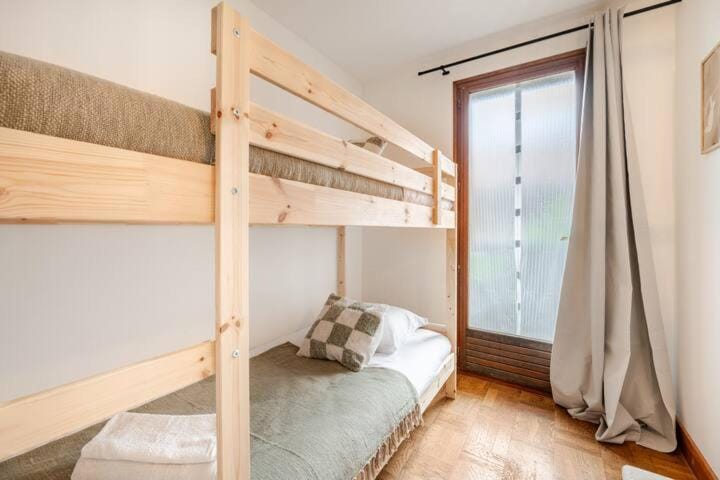 Bed, Photo of the whole room, Bedroom, bunk bed, towels