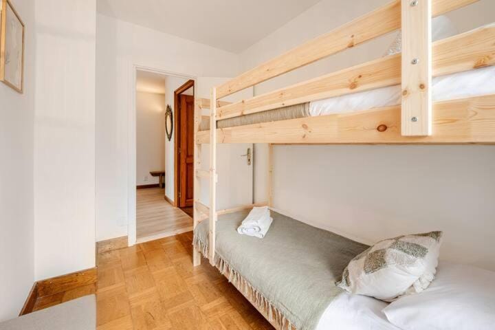 Bed, Photo of the whole room, Bedroom, bunk bed, towels