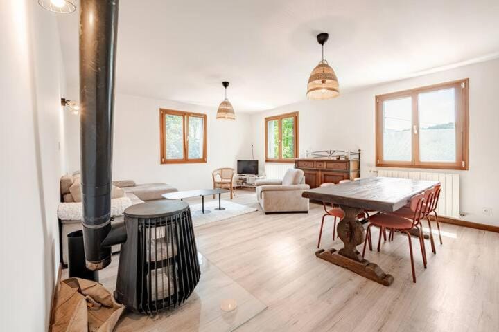 Living room, Seating area, Dining area, fireplace