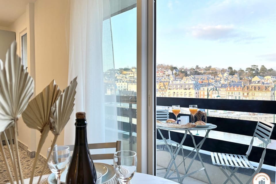 View (from property/room), Balcony/Terrace, Dining area