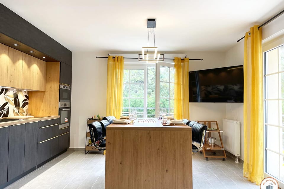 Kitchen or kitchenette, Dining area