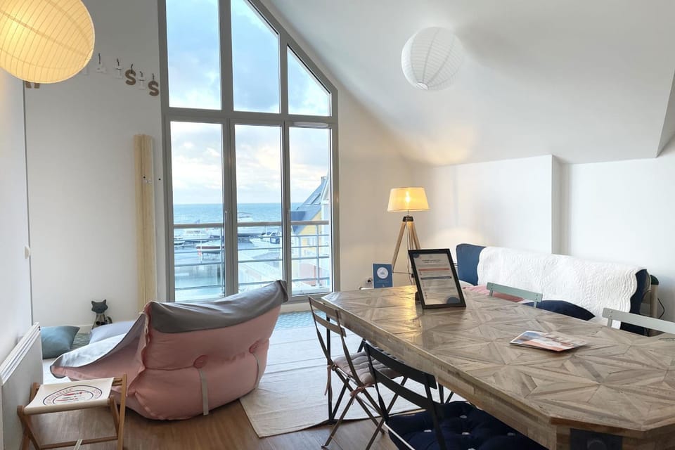 Seating area, Dining area, Sea view