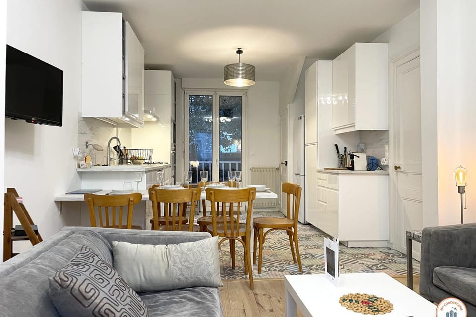 Kitchen or kitchenette, Living room, Dining area