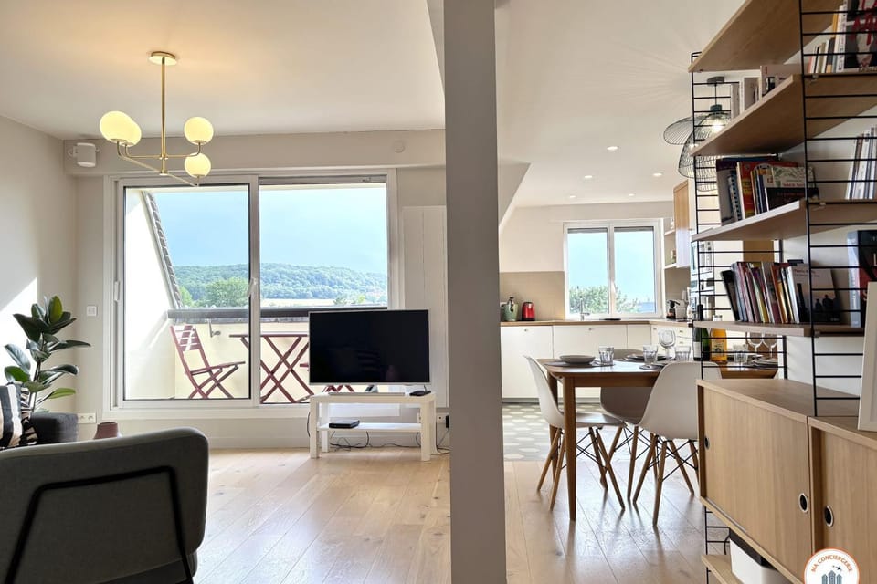 TV and multimedia, Living room, Seating area, Dining area