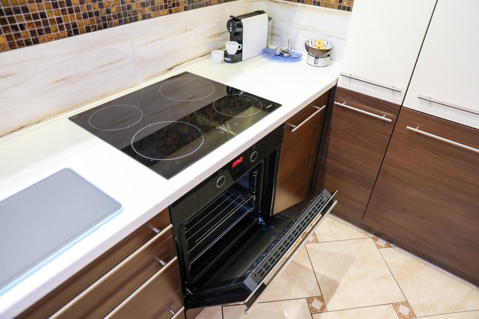 Coffee/tea facilities, Kitchen or kitchenette, dishwasher, stove