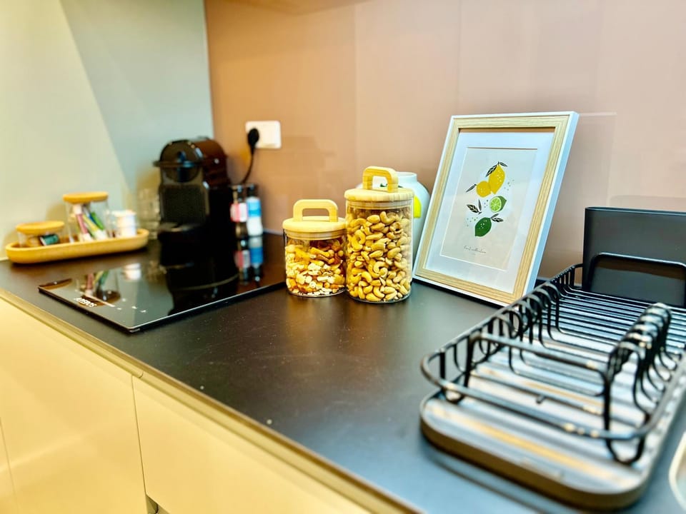 Kitchen or kitchenette, minibar, stove