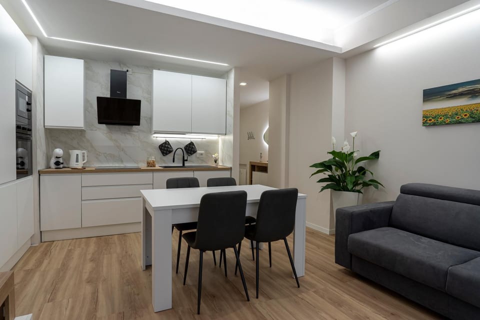 Coffee/tea facilities, Kitchen or kitchenette, Living room, Seating area, Dining area, stove