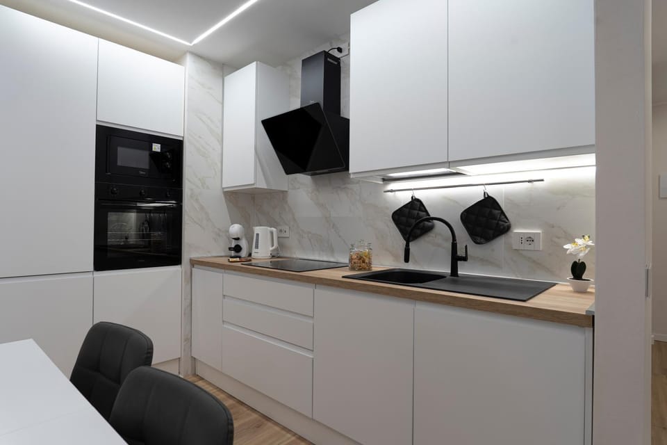 Coffee/tea facilities, Kitchen or kitchenette, Dining area, oven, stove