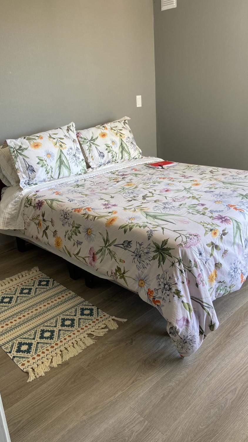 Photo of the whole room, Bedroom