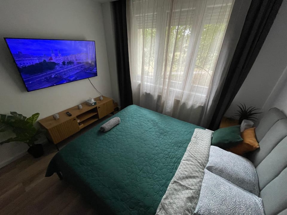 Bed, TV and multimedia, Evening entertainment, Bedroom