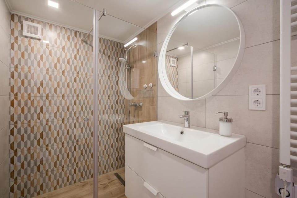 Shower, Bathroom