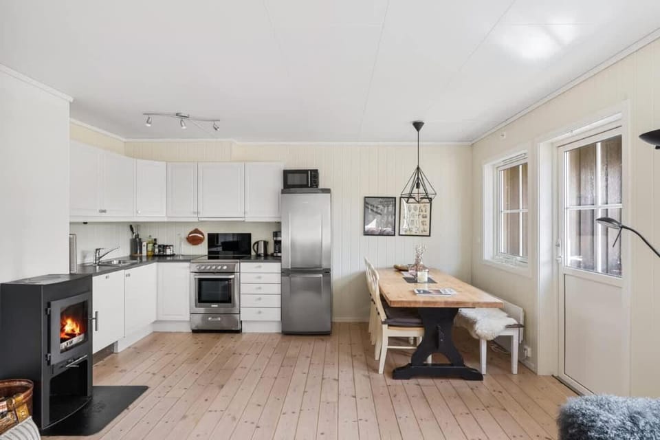 Kitchen or kitchenette, Living room, Seating area, Dining area, oven, stove