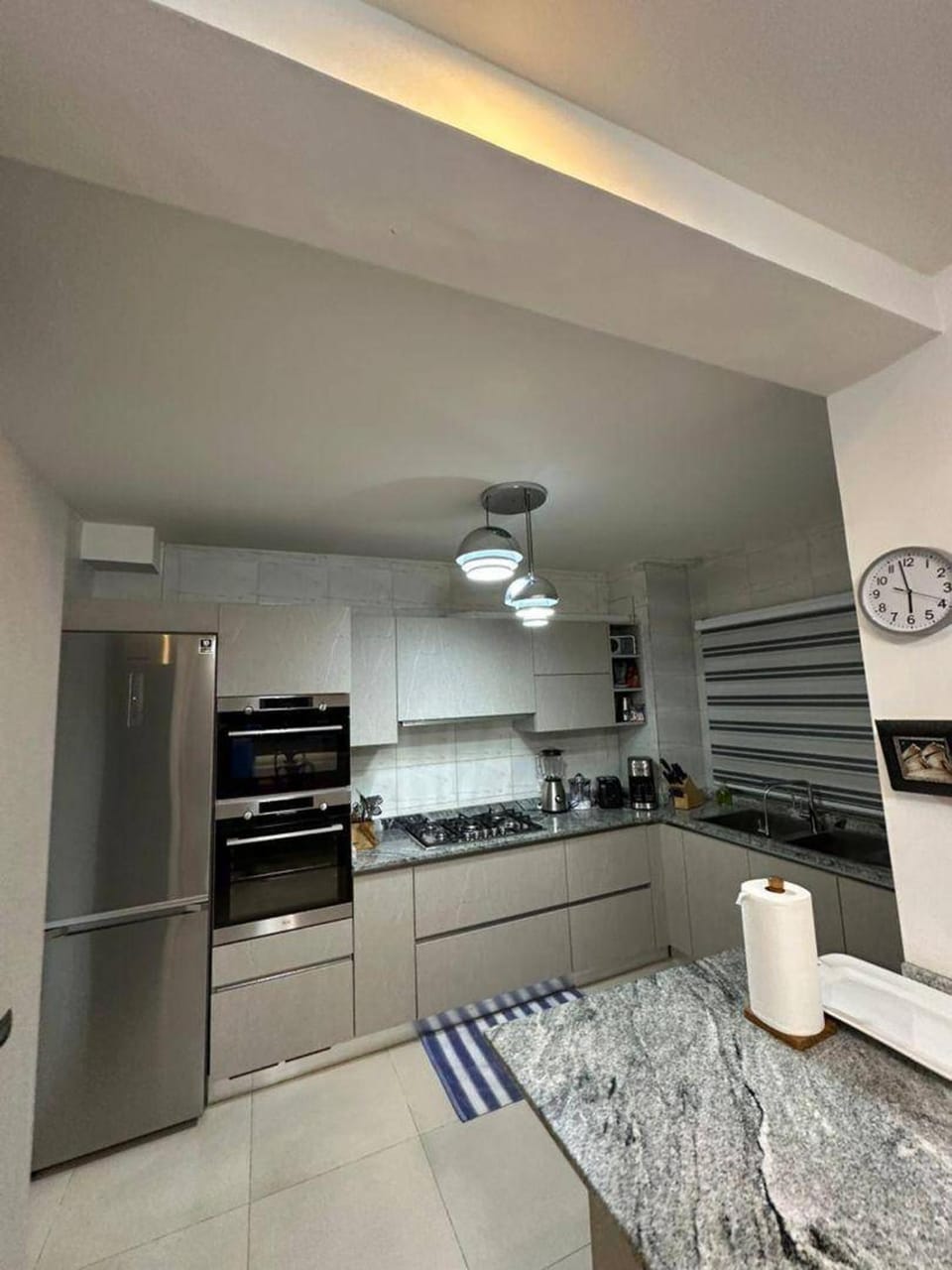 Kitchen or kitchenette, minibar, oven, stove