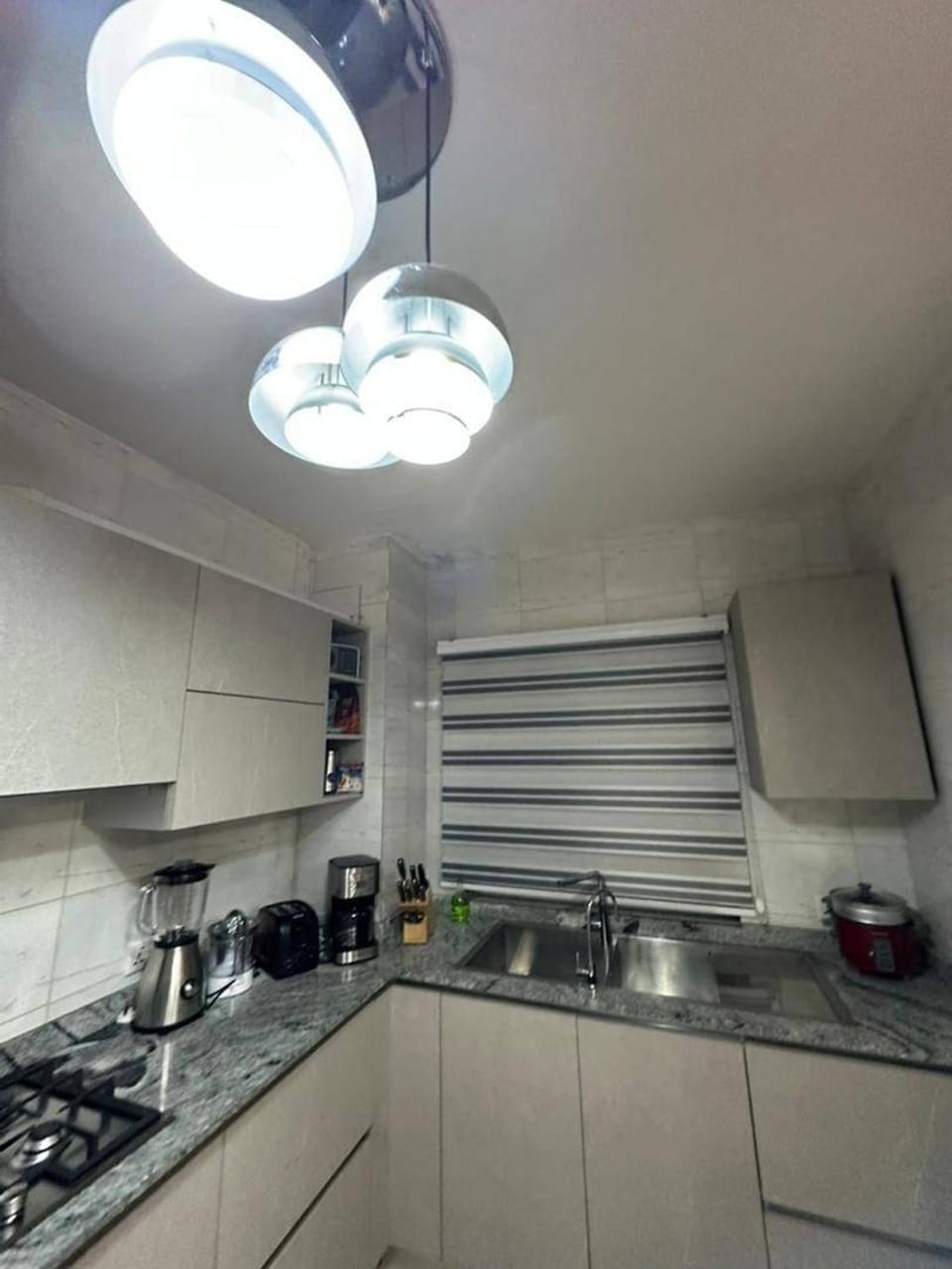 Coffee/tea facilities, Kitchen or kitchenette, stove