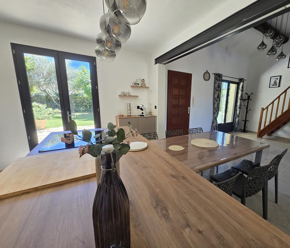 Kitchen or kitchenette, Lounge or bar, Dining area, stove, stove, kitchen, kitchen