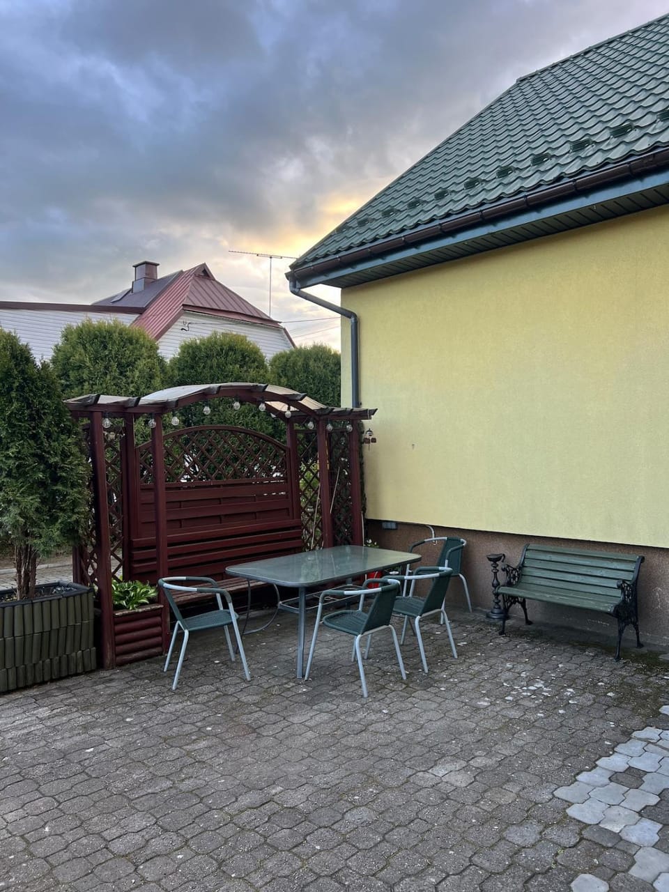 Patio, Day, Dining area
