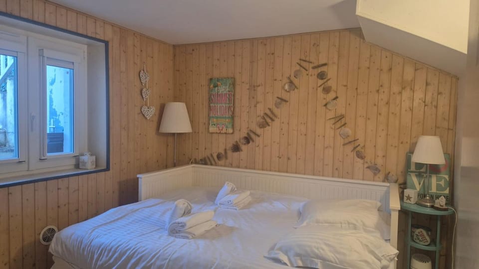 Bed, Photo of the whole room, Bedroom, towels