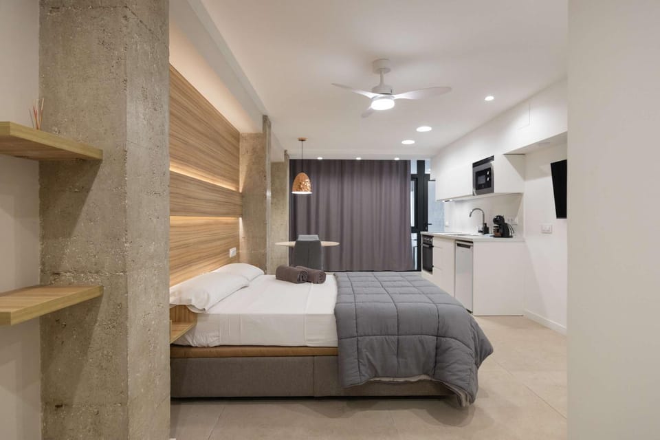 Photo of the whole room, Bedroom, towels