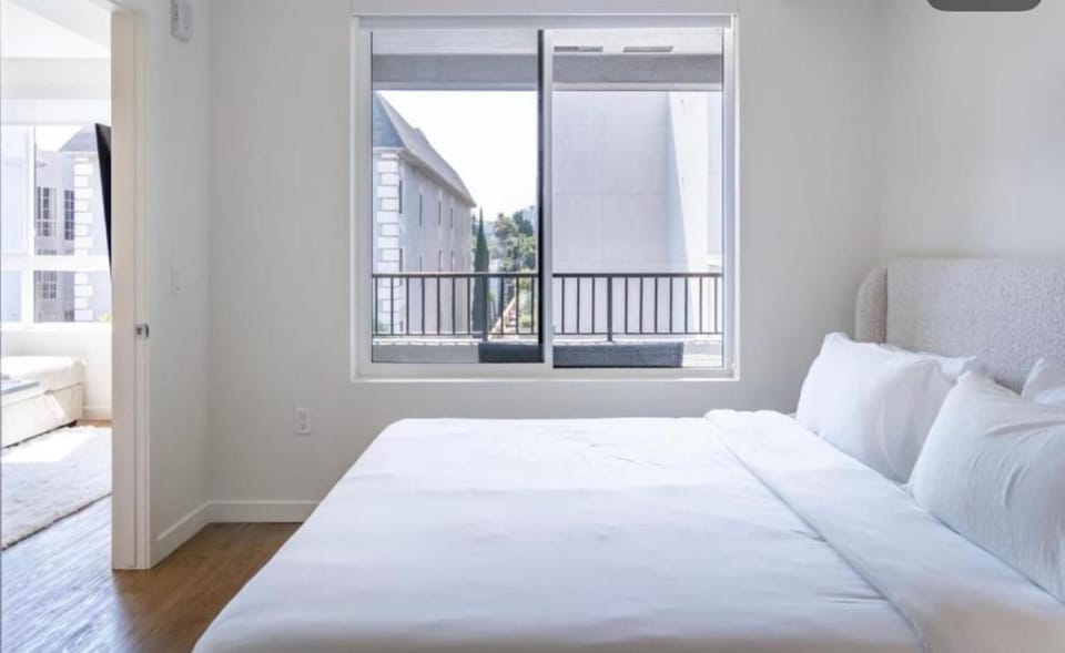Luxury 2 Bedroom Residence With Fitness and Outdoor Pool Apartment hotel in West Hollywood