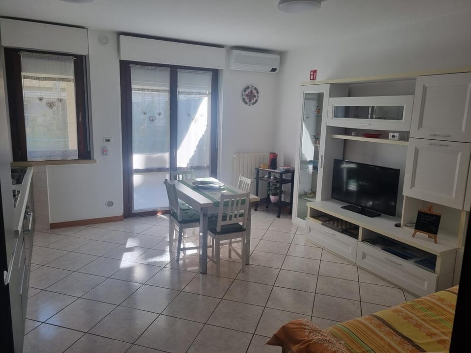 Communal lounge/ TV room, Living room, Dining area, air conditioner