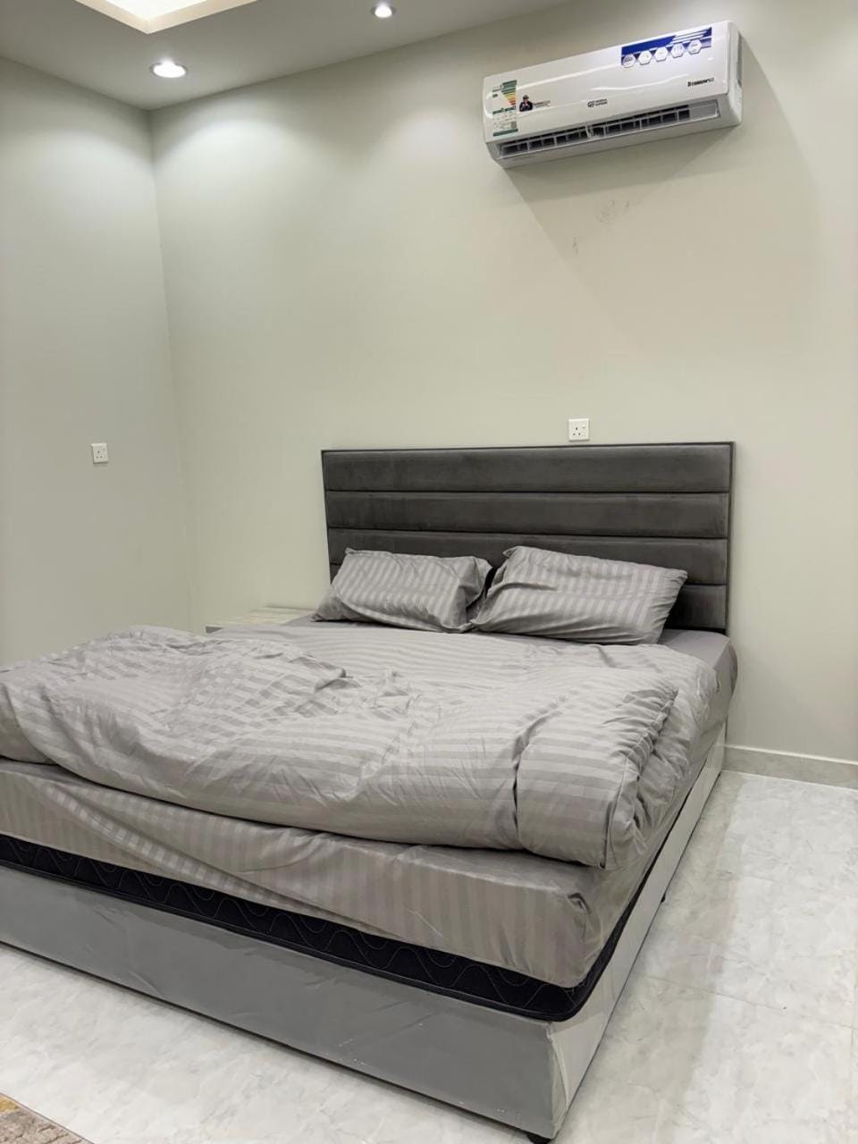 Bed, Photo of the whole room, Bedroom, air conditioner