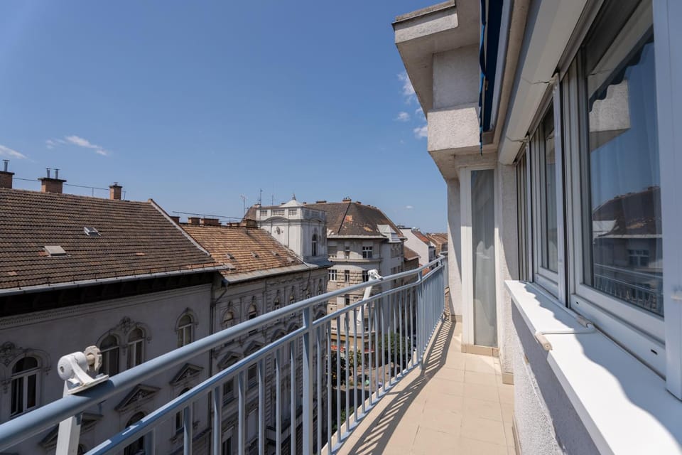 Downtown Loft with Balcony - Keleti - Garay Square Apartment in Budapest