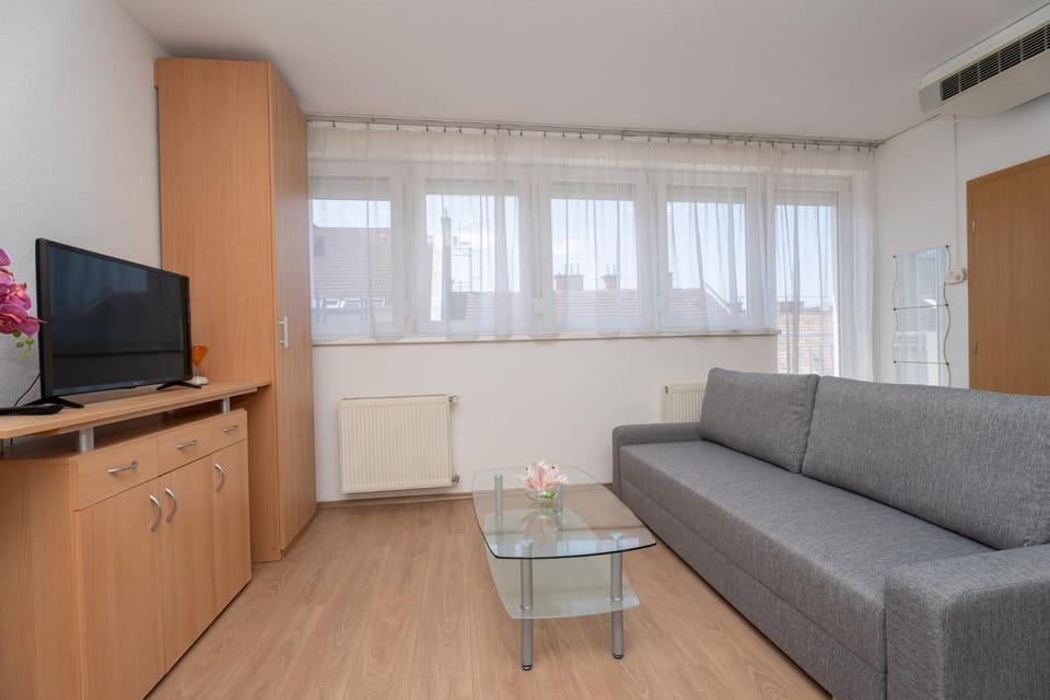 Keleti Train Station -Garay Square Apartment with balcony Apartment in Budapest