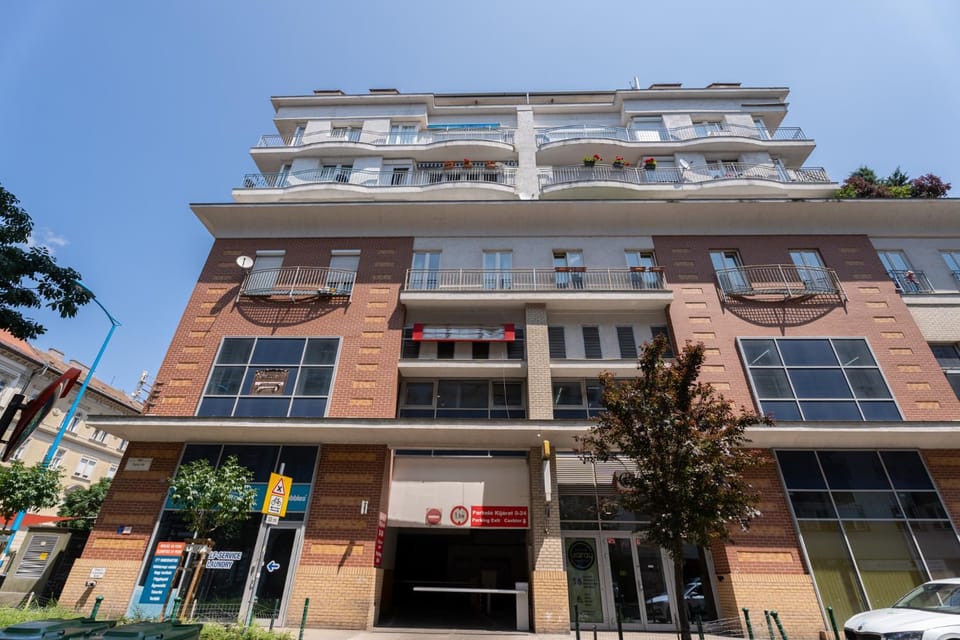 Downtown Loft with Balcony - Keleti - Garay Square Apartment in Budapest