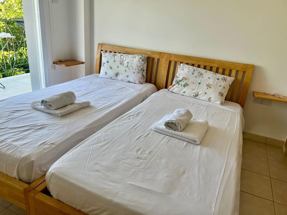 Bed, towels