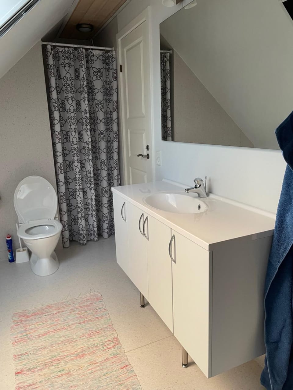 Toilet, Bathroom, towels