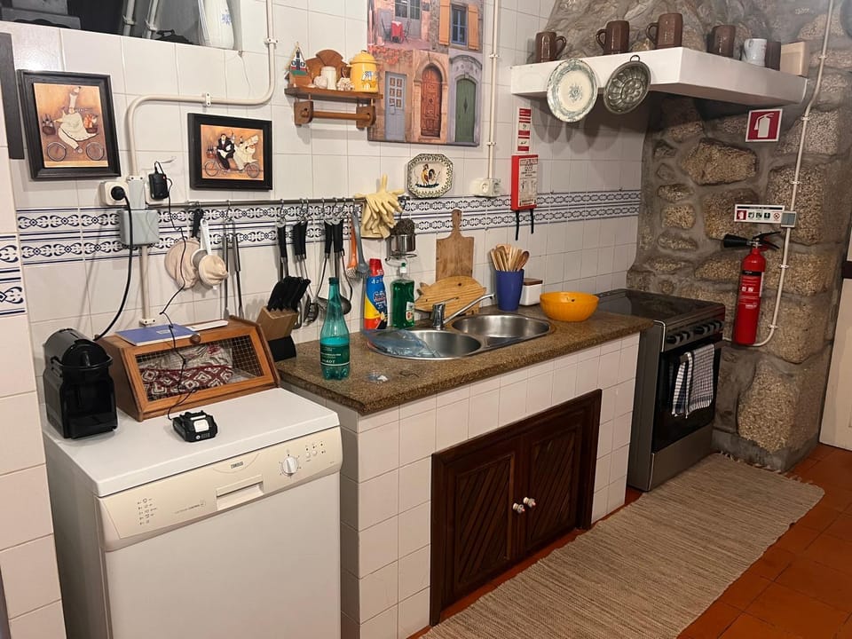 Coffee/tea facilities, Kitchen or kitchenette, oven, stove, toaster