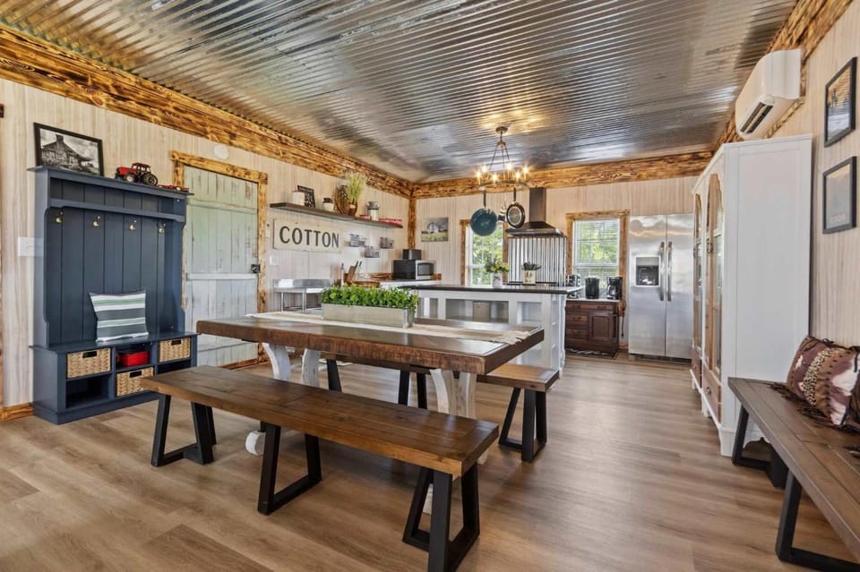 Kitchen or kitchenette, Seating area, Dining area