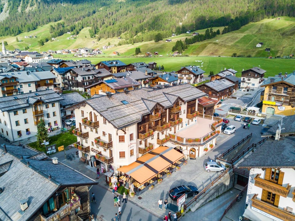 Property building, Neighbourhood, Natural landscape, Bird's eye view, City view, Mountain view, Street view, Location, Parking